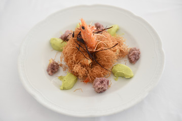 piatti a base di pesce serviti in un ristorante