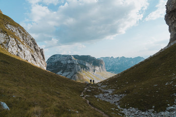 Fototapeta premium Durmitor Nationalpark Montenegro mit Personen