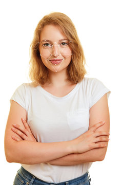 Gesichtserkennung mit Gesichts-ID bei Frau