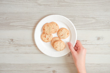 Serve cookies on the table.  Receive cookies.  テーブルの上にクッキーを置く。クッキーを受け取る。