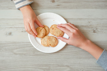 Two people taking cookies.  クッキーを取る2人