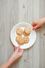 Hands keeping cookies.  Pretend etc.  クッキーを取り合う手、横取りなど