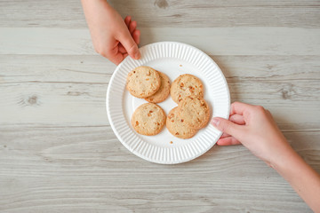 Hands keeping cookies.  Pretend etc.  クッキーを取り合う手、横取りなど