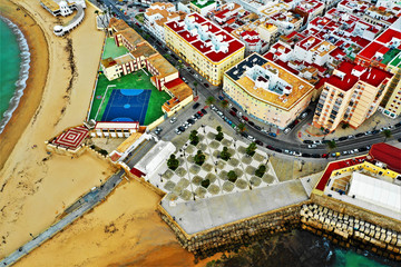 Luftbilder von Cadiz bei Tag und bei Nacht