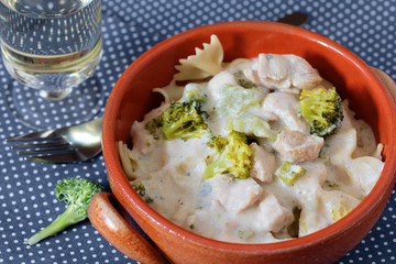 Pasta with chicken and broccoli