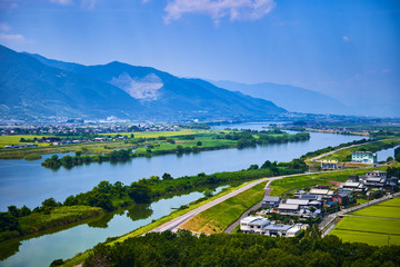 青空の山と川