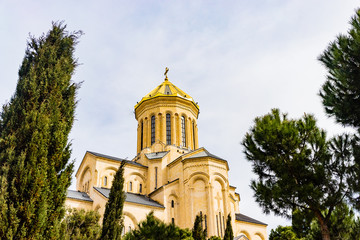 Fototapeta na wymiar Holy Trinity Cathedral (tsminda Sameba) is the main temple of Georgia.