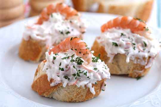 Pintxo de gamba con mayonesa y paliltos de cangrejo