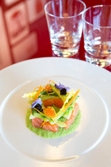 piatto di salmone con avocado