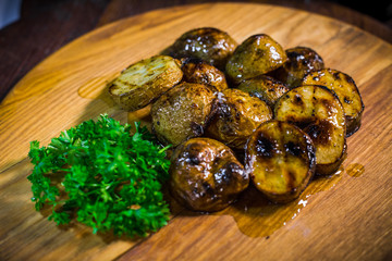 Baked potatoes with parsley, garlic and oil