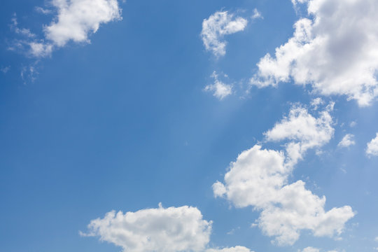 Nuv&eacute;ns brancas com um lindo c&eacute;u azul no fundo.