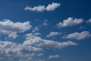 Fototapeta na wymiar Nuvéns brancas com um lindo céu azul no fundo.