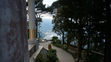 In Anacapri is the Villa San Michele, the dream home of writer Axel Munthe (died 1949). The terraces of the villa garden have spectacular views of the Bay of Naples