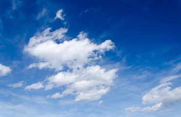 Fototapeta na wymiar Wolken und blauer Himmel