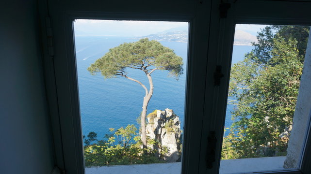 In Anacapri is the Villa San Michele, the dream home of writer Axel Munthe (died 1949). The terraces of the villa garden have spectacular views of the Bay of Naples