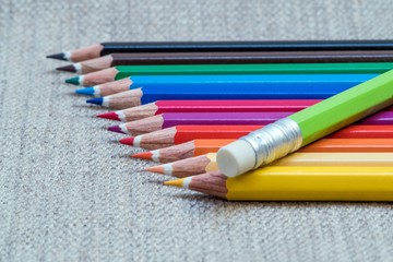 kolorowe kredki ułożone w szeregu © Henryk Niestrój