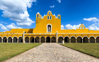 Church and Monastery in Izamal, Yucatan, Mexico, Spanish colonial Yellow City, Convento de San Antonio in Yucatan Peninsula - obrazy, fototapety, plakaty