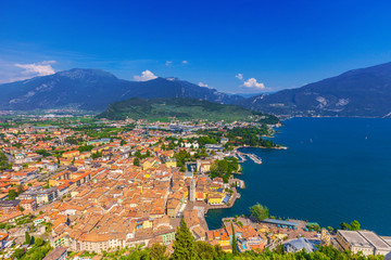 Fototapeta na wymiar Riva del Garda, Blick von der Burgruine Il Bastione auf Altstadt und Hafen, Italien, Trient, Italien