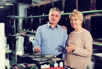 Fototapeta na wymiar Husband and wife in home appliance shop to discuss item