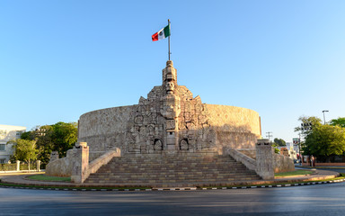 the Monument to the Fatherland in Merida, Yucatan, Mexico at sunrise - obrazy, fototapety, plakaty