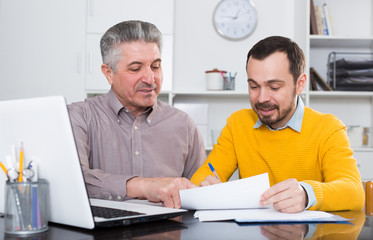 Obraz premium Adult man and agent discuss contract