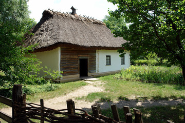 Fototapeta na wymiar Ukrainian hut with a straw roof