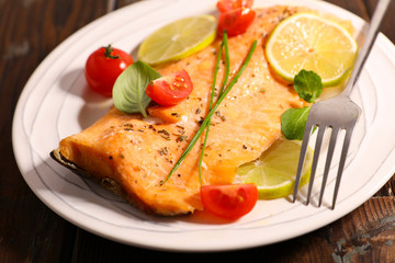 salmon fillet with lemon and tomato