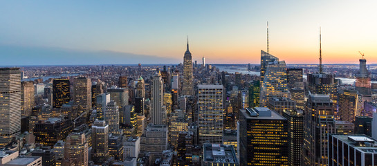 Panoramische foto van de skyline van New York City in het centrum van Manhattan met Empire State Building en wolkenkrabbers & 39 s nachts USA