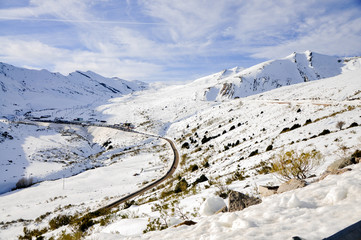 Montaña nevada - estación de esquí