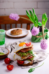 Bagels with ham, fried eggs and guacamole