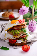 Bagels with ham, fried eggs and guacamole