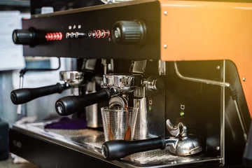 Tableau sur aluminium  Coffee machine make hot coffee in cafe  © themorningglory