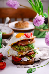 Bagels with ham, fried eggs and guacamole