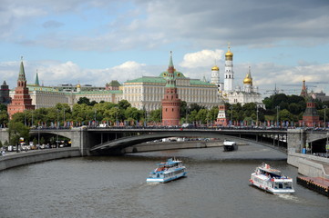 Obraz premium View of the Moscow Kremlin and the Big Stone bridge