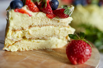  Pictachio leyer cake with berries