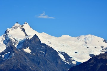 Fototapeta na wymiar EL CALAFATE (Montañas, nieve, hielo, aves, paisajes, amanecer y anochecer Lago Argentino)