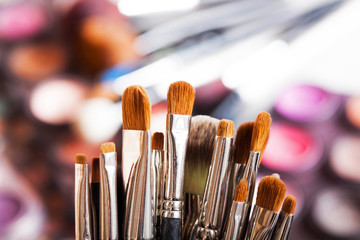 Pinceaux de maquillage professionnels dans ambiance maquilleuse	