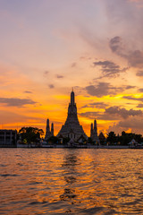 Fototapeta na wymiar beautiful sunset wat arun temple chao phraya river, landscape Bangkok Thailand