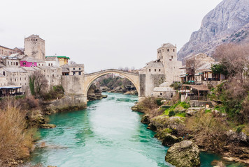 Blick auf Stari Most, eine osmanische Brücke aus dem 16. Jahrhundert über den Fluss Neretva in der Stadt Mostar in Bosnien-Herzegowina