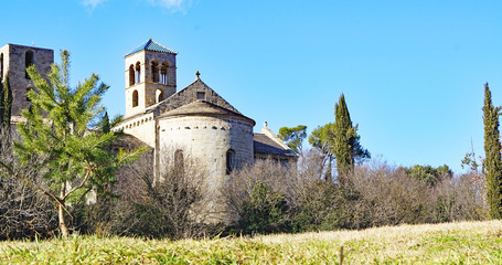 Fototapeta premium Monasterio de Sant Benet junto al río Llobregat en Sant Fruitós del Bages, Barcelona, Catalunya, España, Europa