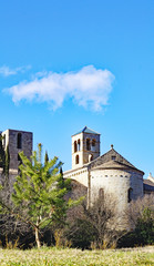 Fototapeta na wymiar Monasterio de Sant Benet junto al río Llobregat en Sant Fruitós del Bages, Barcelona, Catalunya, España, Europa