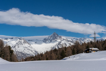 Fototapeta na wymiar Der Berg Bietschhorn in mitten von Wolken in der Schweiz