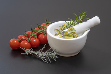 Mörser mit Gewürzen und Tomaten