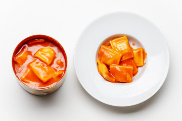 offenen Dose Ravioli auf weißem Hintergrund
