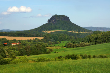 Tafelberg Lilienstein in der Sächsischen Schweiz im Sommer © HPW