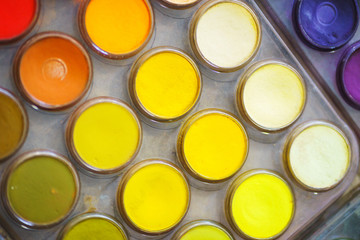 Pastel colors in a plastic round palette. 