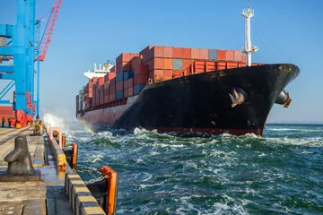 Foto op Plexiglas Containerschip in haven bij containerterminal. Schepen van containerschepen staan in de terminal van de haven bij het laden en lossen van containers. © Alexey Lesik