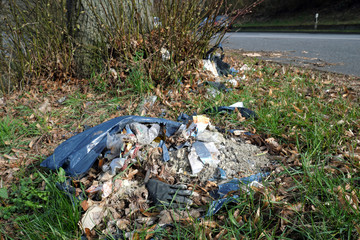 Müll und Bauschutt am Straßenrand - Stockfoto