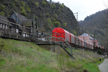 Bahnlärm im Mittelrheintal mit Güterzug bei Braubach - Stockfoto