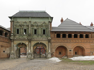 Fototapeta na wymiar Moscow. Krutitskoe metochion - the Palace ensemble with two churches includes tiled krutitskiy Teremok, the Holy gate.